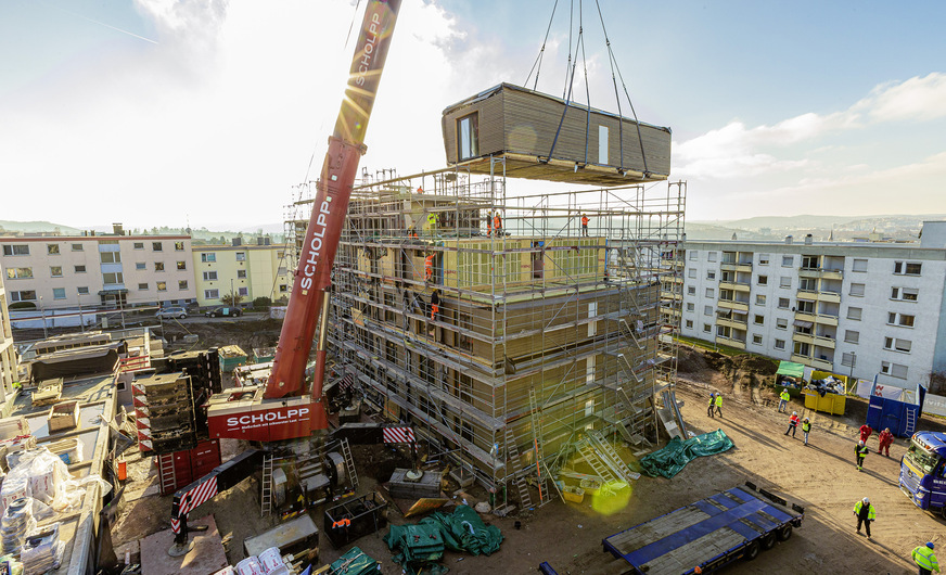 Die Holzmodule kommen mit einen Vorfertigungsgrad von bis zu 95 Prozent auf die Baustelle und werden in 30 Minuten eingebaut.