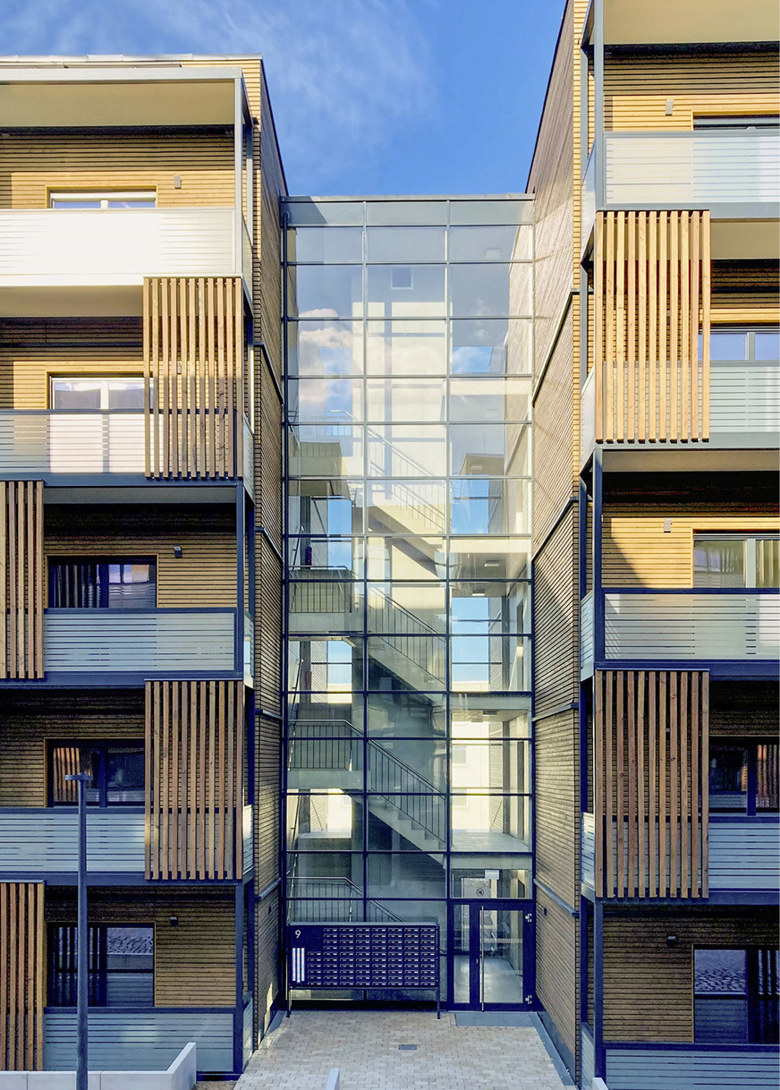 Die Treppenhäuser wurden aus Stahlbeton realisiert. Lamellen schützen die Balkone vor Einblicken.