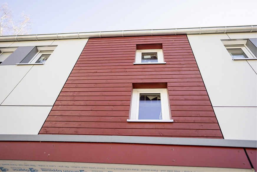 Hinter der farbigen Fassade von Saint-Gobain pre.formance verbirgt sich ein innovatives Befestigungssystem, das eine gerüstfreie Montage ermöglicht.