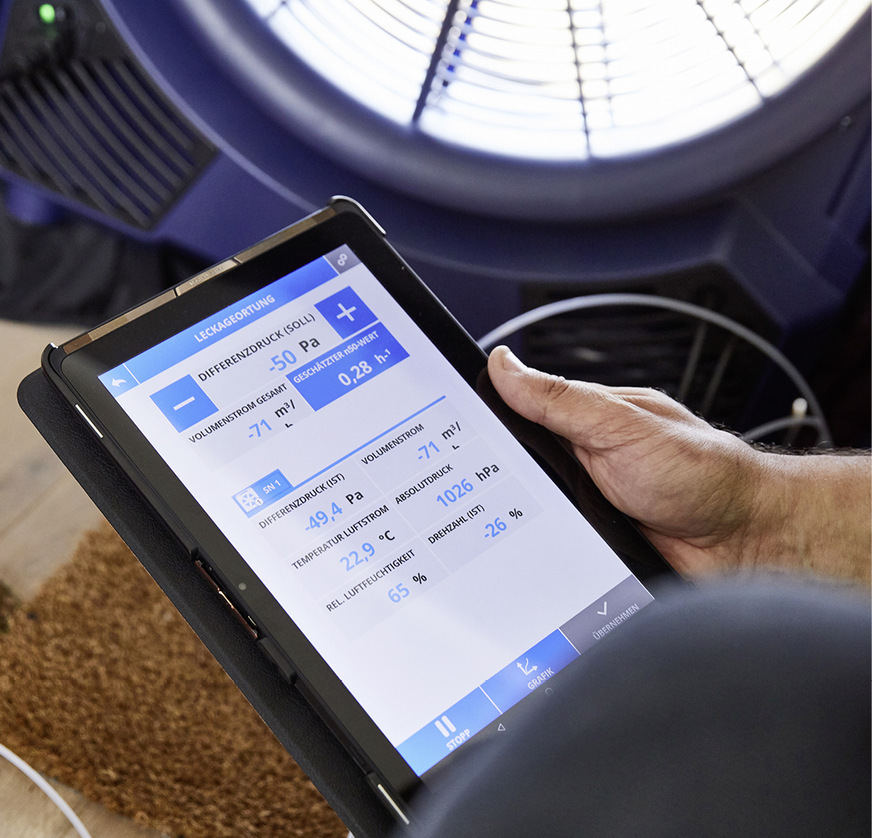 Die gesamte Blower-Door-Messung wird bequem über eine App gesteuert.Anwendungsszenarien für die Luftdichtheitsmessung im Multimode mit mehreren Wöhler BC 600 Blower Check