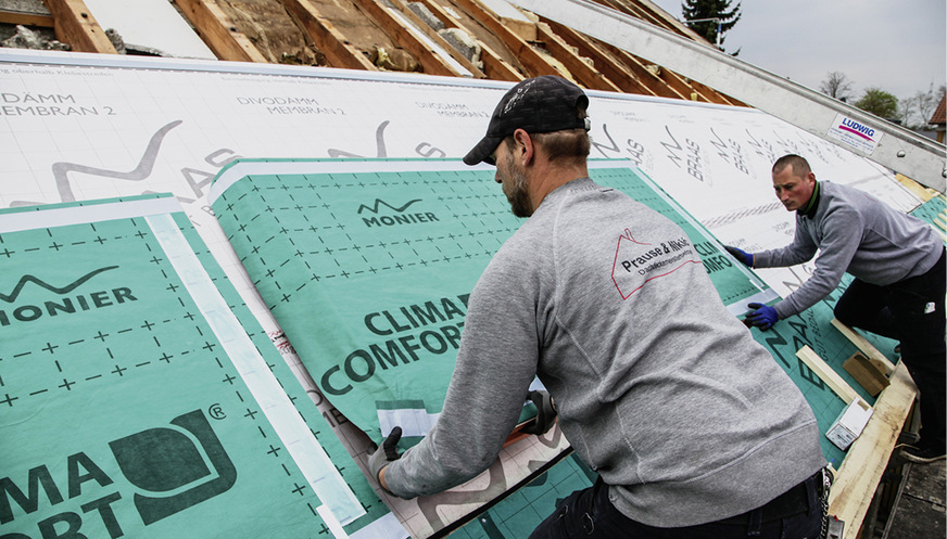 Bei der Beurteilung einer bestehenden Dämmung können die neuen nachweisfreien Konstruktionen helfen. Wichtig ist der Einbau einer neuen, luftdichten Dampfbremse von außen, oberhalb der Sparrenebene.