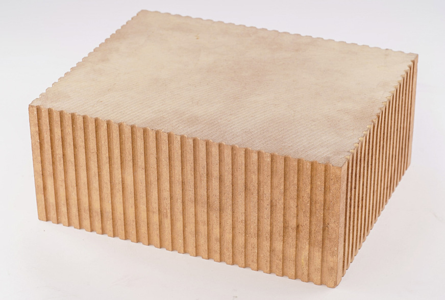 Gepresst und luftgetrocknet: Der Kaltziegel besteht größtenteils aus recyceltem Ziegelmaterial. Zudem wird er nicht gebrannt, sondern luftgetrocknet. Bei der Produktion werden Ressourcen also in doppelter Hinsicht geschont.