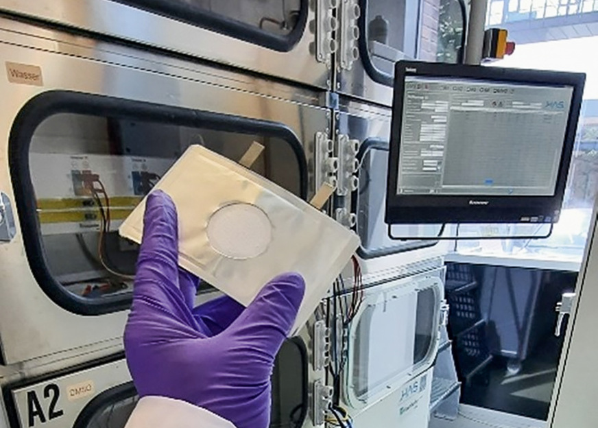 Eine innovative Lithium-Luft-Batteriezelle vor einem Teststand.