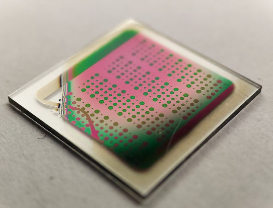 Der Prototyp der ersten Batteriezelle mit speziellen Keramiken.﻿