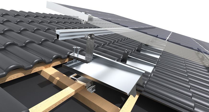 Beim System von Aerocompact verwendet der Handwerker einen Blechersatzziegel, der zu den Dachziegeln passt.
