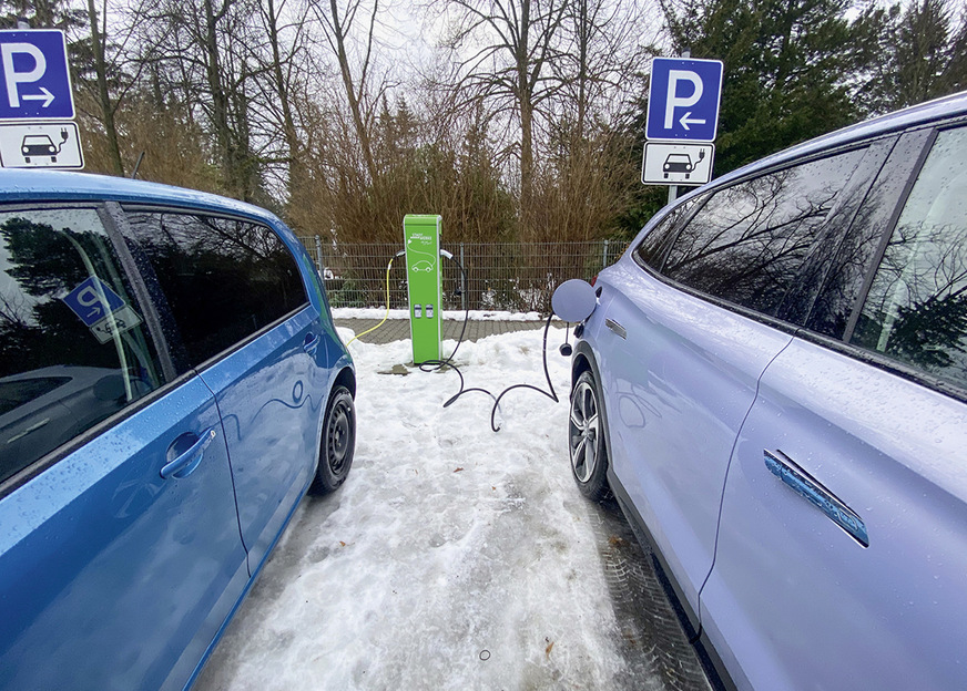Im Winter steigt der Ladebedarf des E-Autos. Das Laden an öffentlichen Säulen mit elf Kilowatt dauert zwar länger, ist aber durchaus vertretbar.