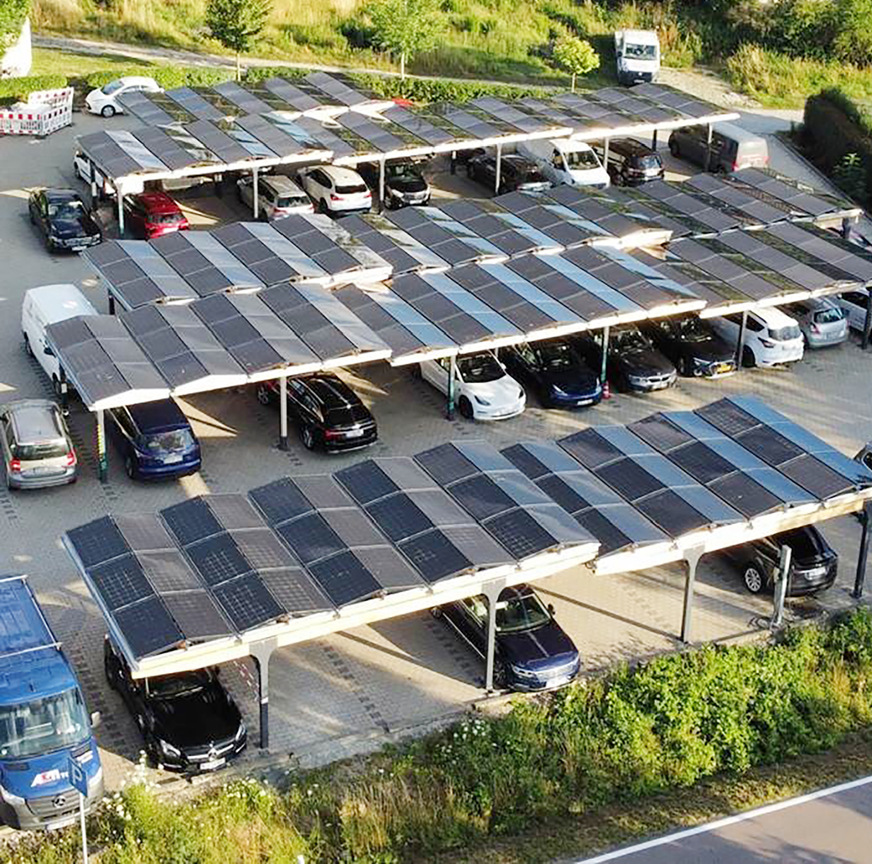 Im sachsen-anhaltinischen Osterfeld hat Sopago alle Hürden ­genommen&nbsp;und den ­Parkplatz eines Hotels überdacht. Ein Modell, das&nbsp;Schule machen soll.