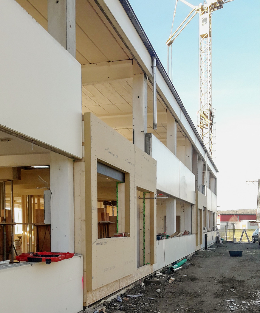 Die Betonfertigteil-Fassadenelemente ließ man teilweise abmontieren.