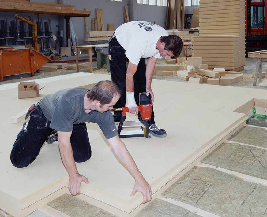 Die werksinterne Vorproduktion der Holständerwände erlaubte die zügige Erstellung des kompletten Rohbaus inklusive Aufstockung.