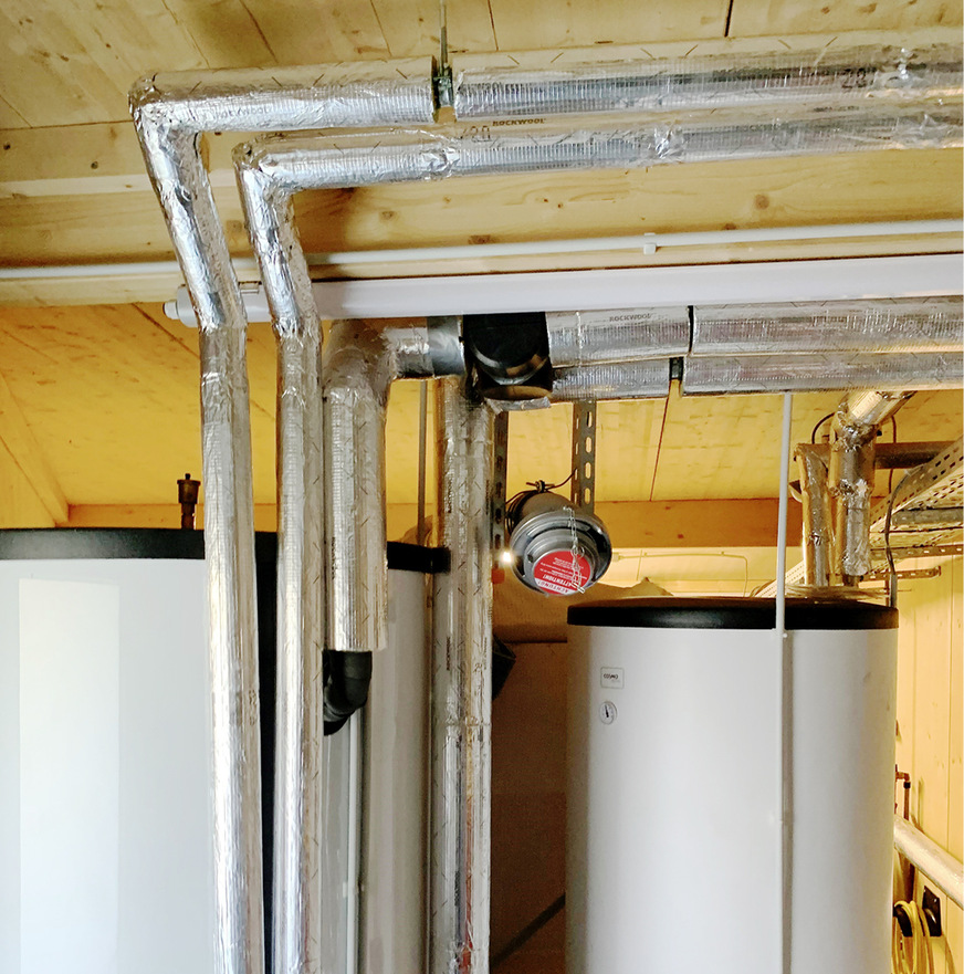 Im Anbau, als Kellerersatz geplant, kam die Holzpelletheizung unter, samt Entkalkungsanlage und Heizstab für den Notbetrieb, im Heizungspufferspeicher und im Brauchwasserpufferspeicher.