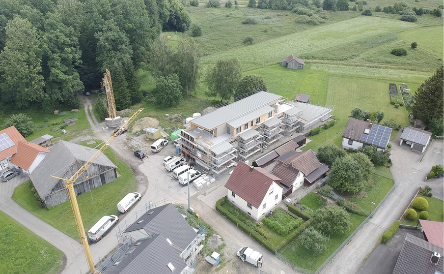 Vorbildliche Nachverdichtung: Das Gebäude liegt im Grünen und dennoch in Nähe des Stadtzentrums, die zusätzliche Bodenversiegelung fiel minimal aus.