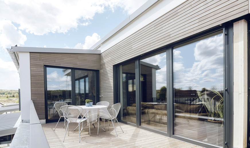 Zwei Penthouse-Wohnungen mit jeweils insgesamt 125 Quadratmetern Wohnfläche wurden auf das Gebäude gesetzt. Von hier genießt man den Blick auf den Wald und die Stadt.