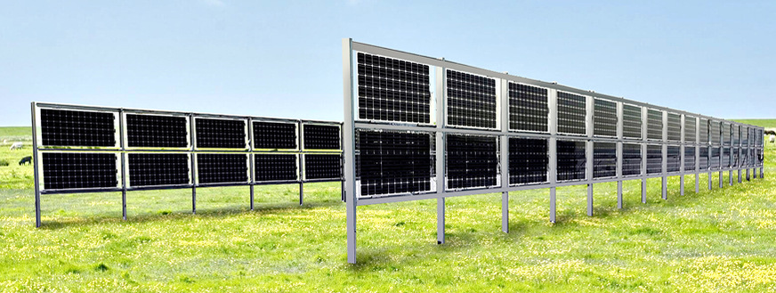 Die vertikale Aufständerung von Modulen ermöglicht die landwirtschaftliche Nutzung der Fläche.