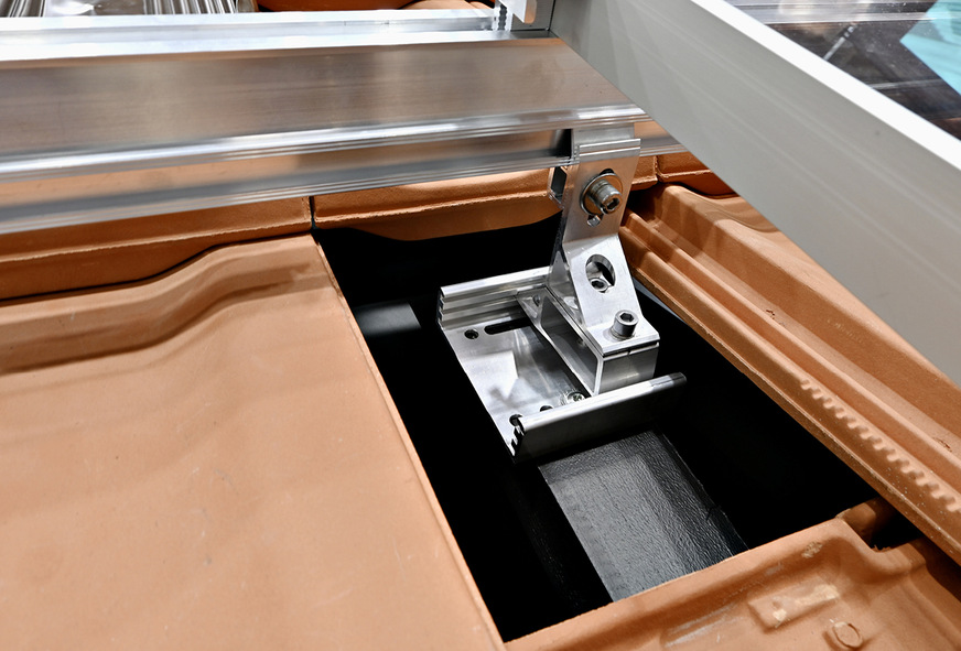 Der Dachhaken des XM-F Reptile besteht aus einer Grundplatte mit Schlitten. Mittels Schraubdome auf dem Schlitten und eines ­entsprechenden Gegenstücks wird eine wasserdichte Verschraubung realisiert.