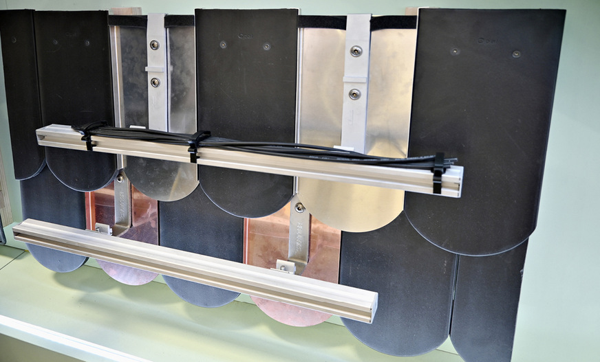 Schletter hat Ersatzziegel für Biberschwanzdächer in verschiedenen Größen und ­Farben – kombiniert mit einem speziellen Dachhaken – im Portfolio.