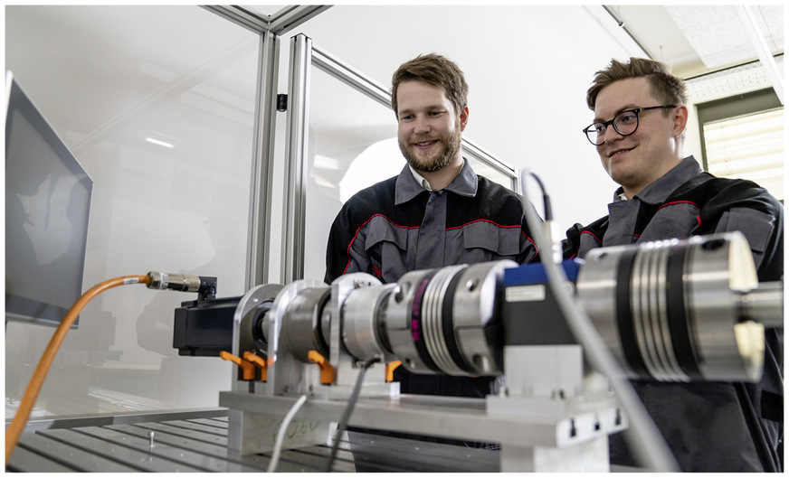 Teststand fürs Stellgetriebe – mit Konstrukteur Lukas Dietrich (links) und Simulationsexperte Gottfried Brunbauer