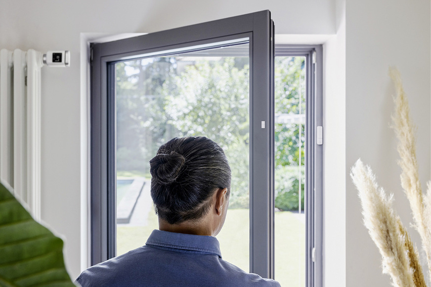 Die Heizung muss nicht weiterlaufen, wenn das Fenster offen steht. Gebäudeautomation passt den Betrieb automatisch an.