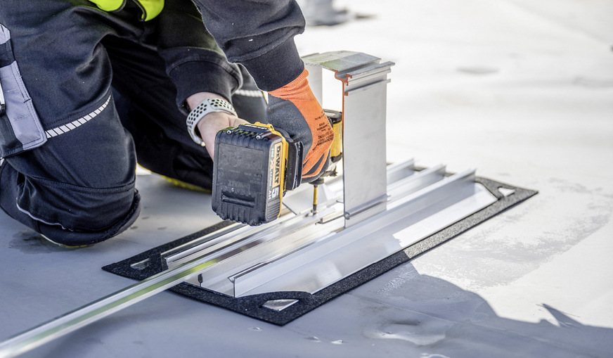 Das Montagesystem von Ernst Schweizer steht auf Grundplatten, die die Last ­verteilen. Die jeweilige Größe muss bei der Berechnung der Auflast angesetzt ­werden.