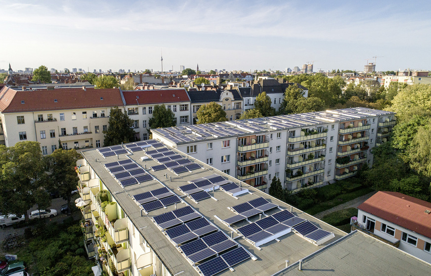 Mieterstromprojekte wie diese Anlage von den Elektrizitätswerken Schönau, der Bürgerenergie Berlin und der Wohnungsgenossenschaft Neukölln waren bisher wirtschaftlich auf Kante genäht. Durch die neuen Regelungen werden die Projekte einfacher.