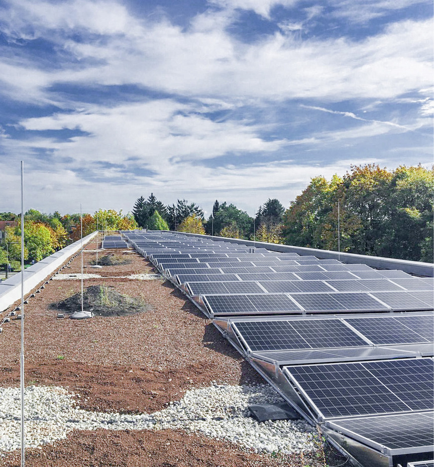 4 Die PV-Anlage produziert dank Ost-West-Ausrichtung der Module vor allem morgens und abends, wenn der Bedarf im Gebäude am höchsten ist.