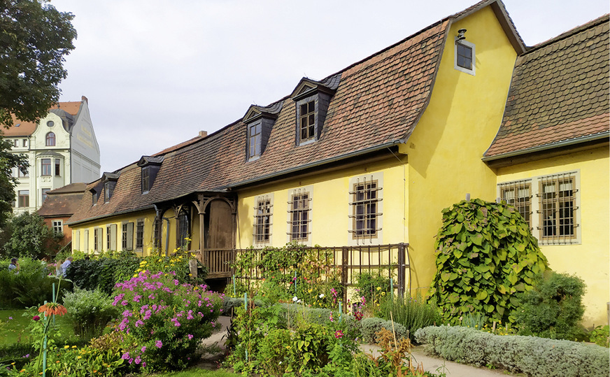 2 In den Räumen des nach Süden gelegenen Hinterhauses genoss man im Winter dank der solaren Gewinne tagsüber bescheidenen Wärmekomfort.