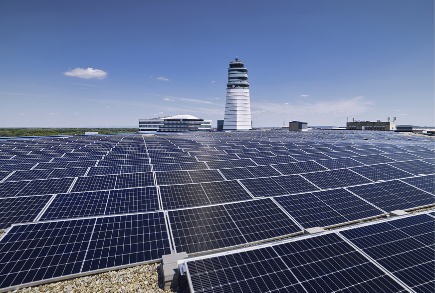 Begonnen hat der Flughafen Wien mit solaren Dachanlagen. Die Blendwirkung auf die Fluglotsen im Tower war bei diesen Anlagen bereits ein wichtiger Aspekt.