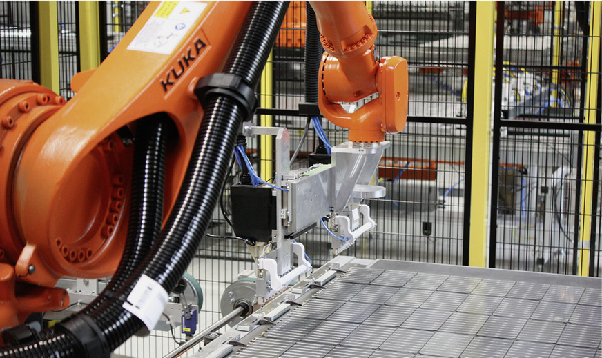 Roboterballett: Der Anteil der Arbeitskosten in der Modulfertigung ist sehr stark gesunken.