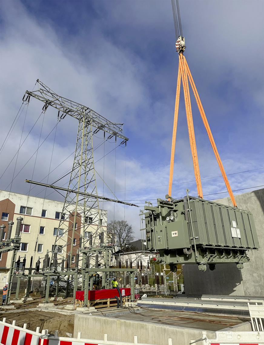 Verteilnetzbetreiber wie Wemag investieren kräftig: Ein neuer Transformator kommt per Kran.