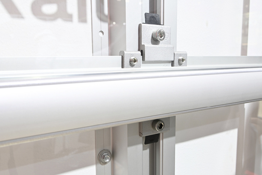 Die Einlegeschiene wird mit einem Crossconnector an die Multirail,&nbsp;die Facade Rail oder die Carrier Rail angebunden.