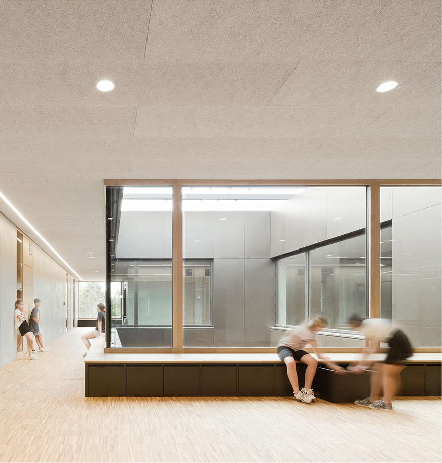 6 Nicht nur über die Fensterbänder an der Fassade, auch über die Innenhöfe gelangt Tageslicht in die Räume.