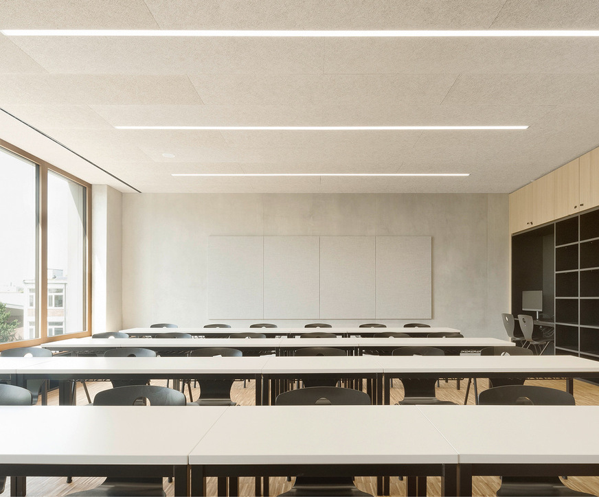 7 In Reih‘ und Glied: die Schülerpulte in den Klassenzimmern der Cluster-Schule