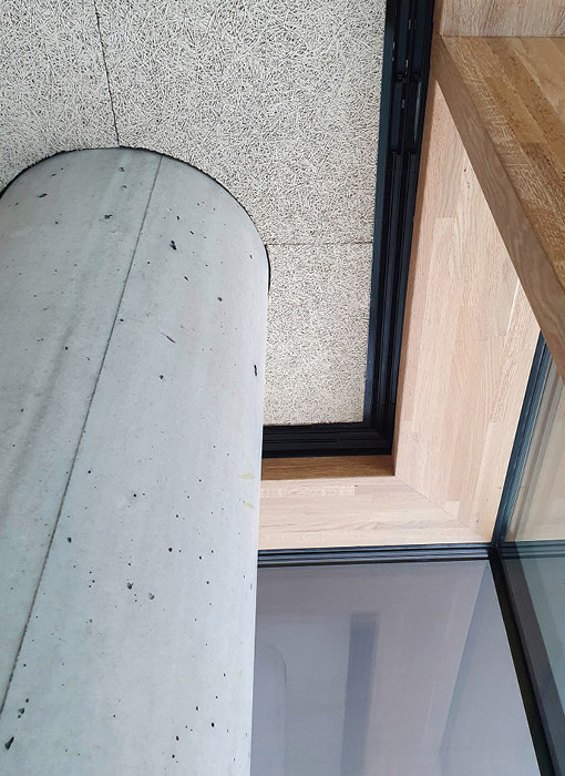 8 Im Speisesaal der Mensa schließen die Schlitzauslässe direkt mit den Holzrahmen der Fenster ab.