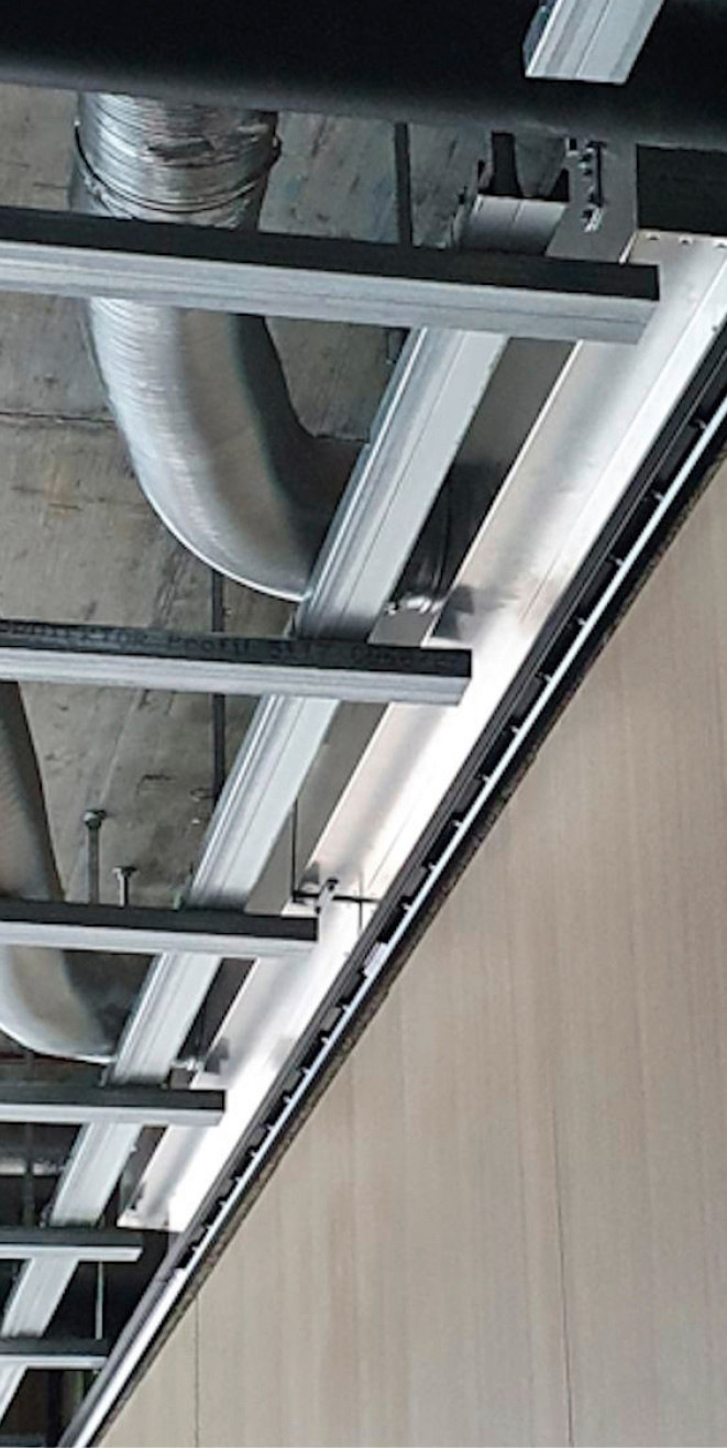 10 In der Lernwerkstatt und Cafeteria sind die 24 mm schlanken Indul-Schlitzauslässe kaum wahrnehmbar oberhalb der Küchentheke platziert.