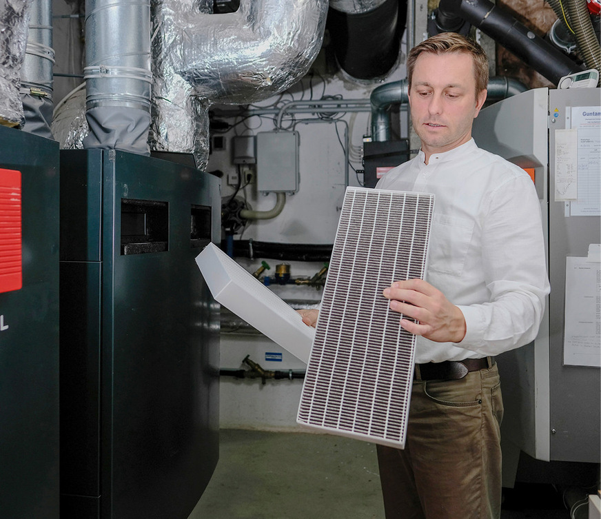 Zentralanlagen sind in Bestandsbauten aufwendiger zu installieren, da ihr Kanalsystem untergebracht werden muss. Dafür arbeiten sie effizienter und lassen sich einfacher warten: Es muss nur ein einziger Filter gesäubert beziehungsweise getauscht werden.