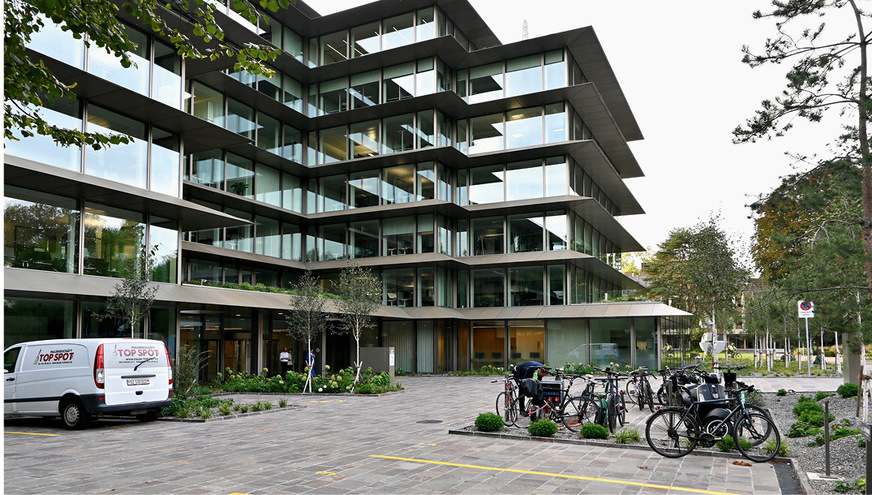 Photovoltaik verleiht Flügel: Das war die Idee hinter dieser aufwendigen, aber ästhetischen Konstruktion an einem sanierten Bürogebäude in Zürich.