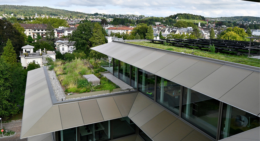 Gut versteckt: Die Solarmodule in dem sanierten Bürogebäude in Zürich sind als Abdeckung der dreieckig auskragenden Konstruktion in die Fassade integriert.