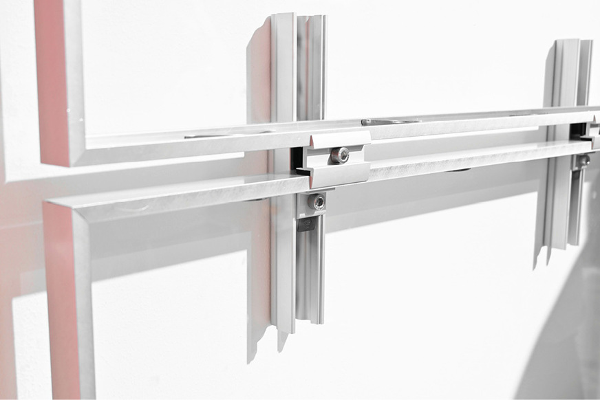 Das System mit Fassadenklemmen ist einfacher als das System mit der Einlegeschiene. Der kleine Support unter der Modulklemme verhindert das Verrutschen der Paneele während der Installation.