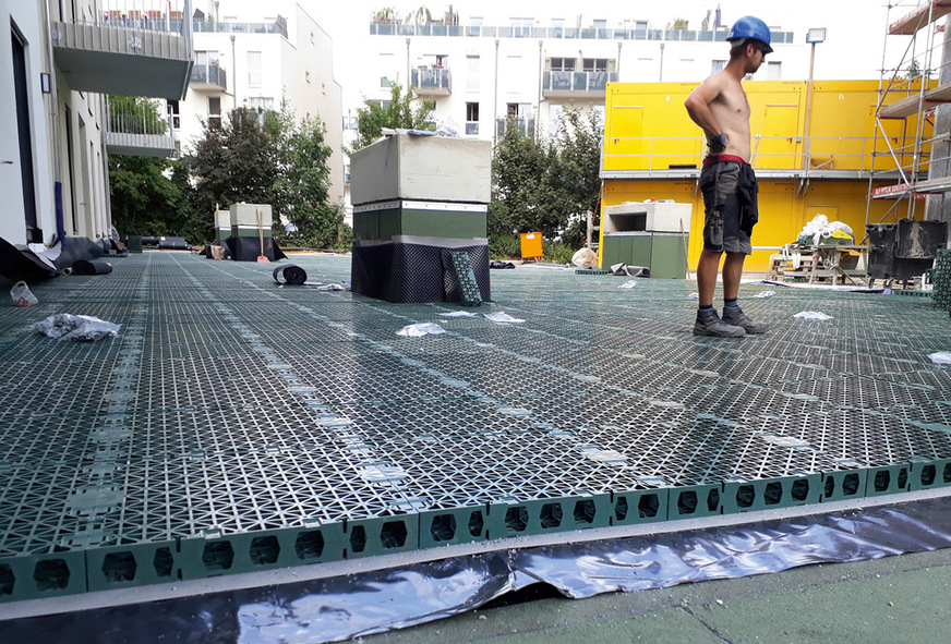 Die verlegte Retentionsschicht RSX 80 speichert in ihren Hohlräumen bis zu 76 Liter Regenwasser pro Quadratmeter.