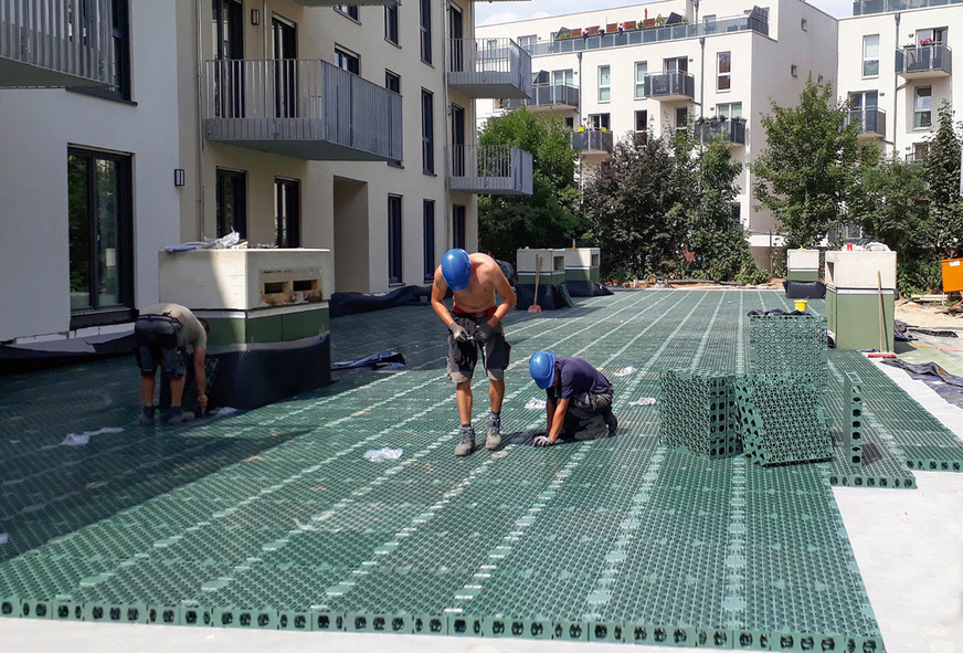 Die Retentionsspacer-Elemente RSX 80 werden mit Verbindern zu einem flächigen Verband fixiert.