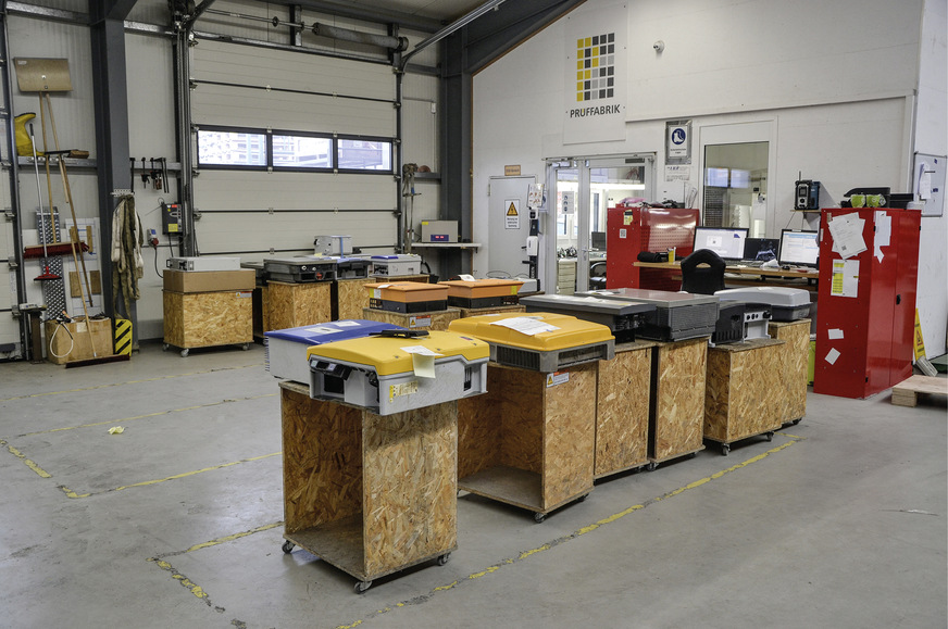 Vor der Prüffabrik in Rahden warten jede Menge Wechselrichter auf ihre Diagnose.