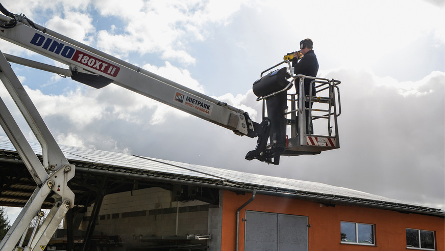 Der Winkel des Lasers zum Modul ist unerheblich. Der Solarteur muss aber die Module einsehen und unterscheiden können.
