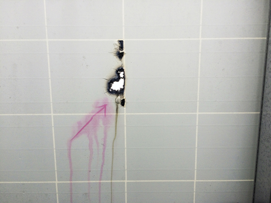 Hier hat sich ein Hotspot durch die Rückseitenfolie gebrannt.