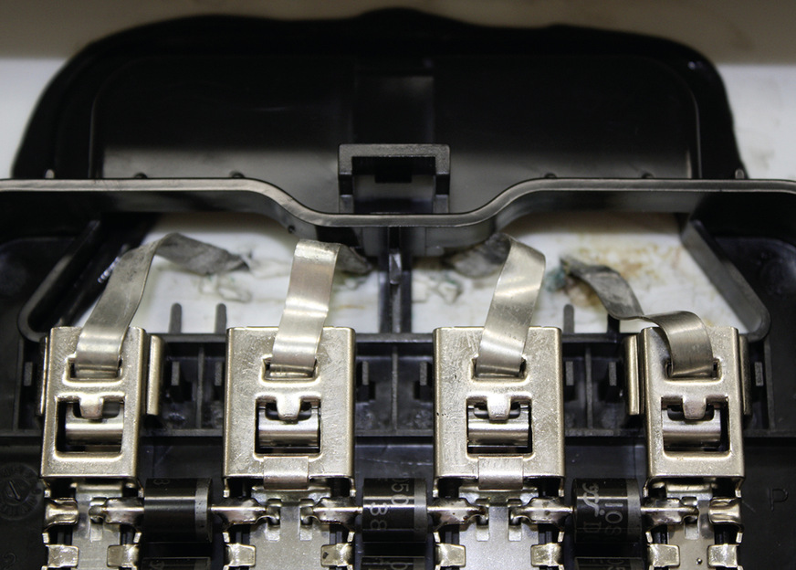 Der rechte Anschluss ist am Übergang vom Modul zur Dose defekt.