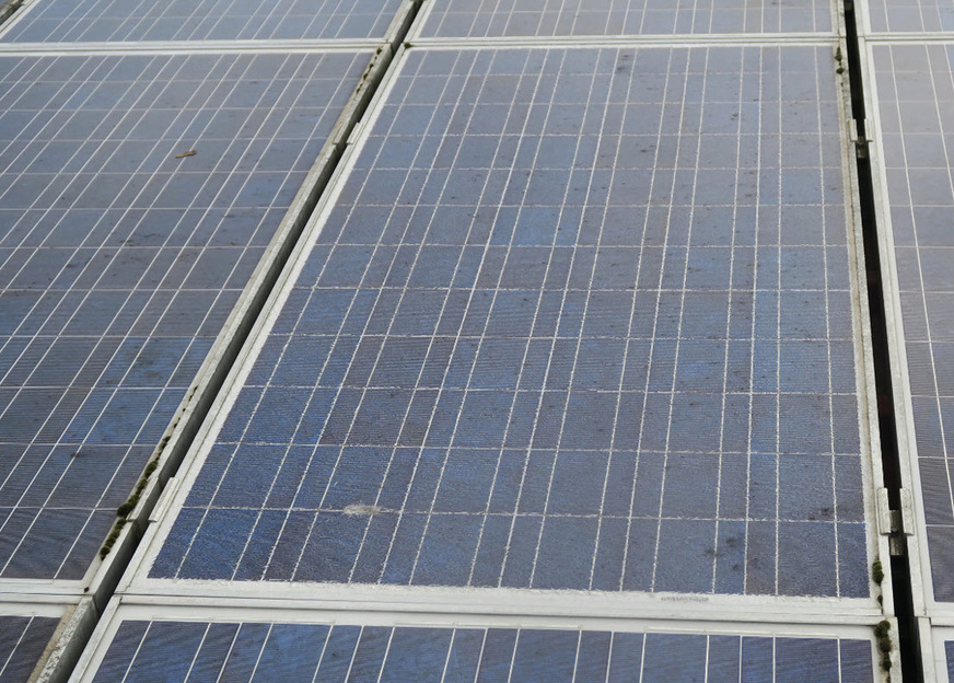 Durch Lichtbögen geborstene Frontscheibe eines Solarmoduls.