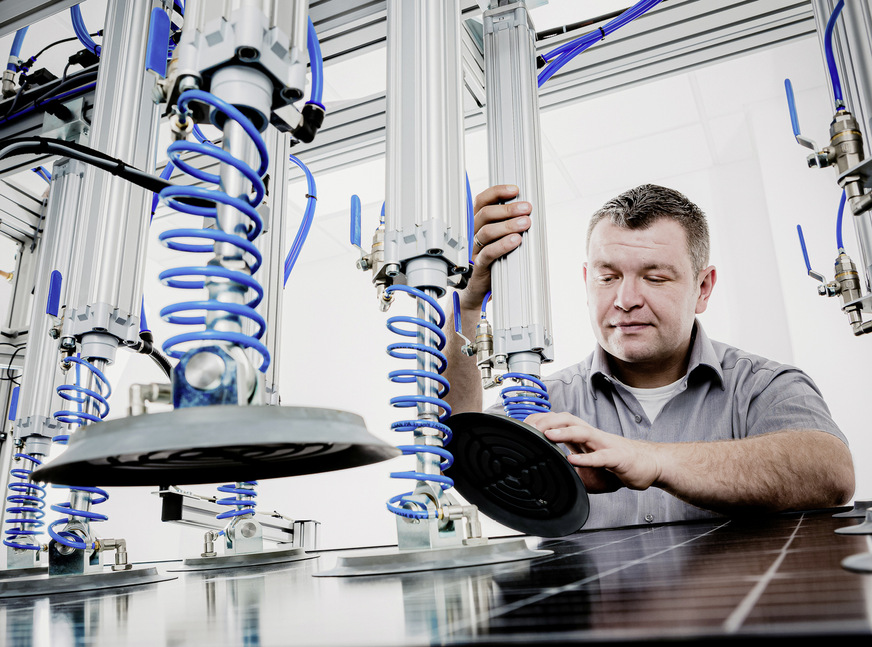 Module und Halterungen werden im Prüflabor Sunlab genau unter die Lupe genommen und im Verbund getestet.