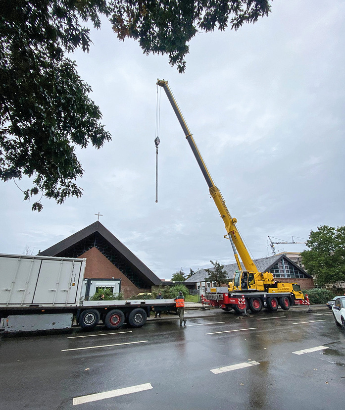 Absetzen der Container am Aufbauort.