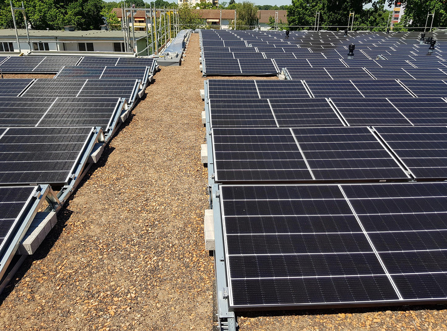 Die Solarmodule wurden auf dem Flachdach der Einrichtung mit 15 Grad Neigung gen Süden aufgeständert.