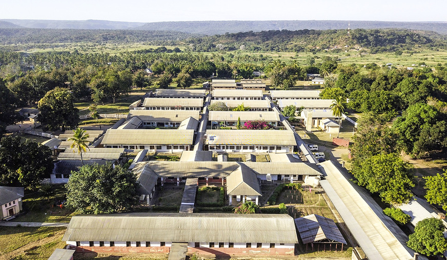 Blick über die Dächer: 300 Solarpaneele sollen einen Teil des Energiebedarfs decken.