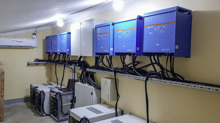 Die Victron-Wechselrichter leiten die Versorgung des Krankenhauses auf die Akkus um.