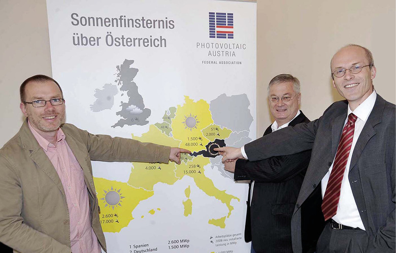 Während in den Nachbarländern der Zubau kräftig vorangeht, bremst die österreichische Regierung den Ausbau der Photovoltaik aus.